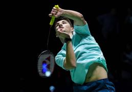 开云平台-羽毛球总决赛：男单决赛席位产生！法国男单2：0获胜对决石宇奇！