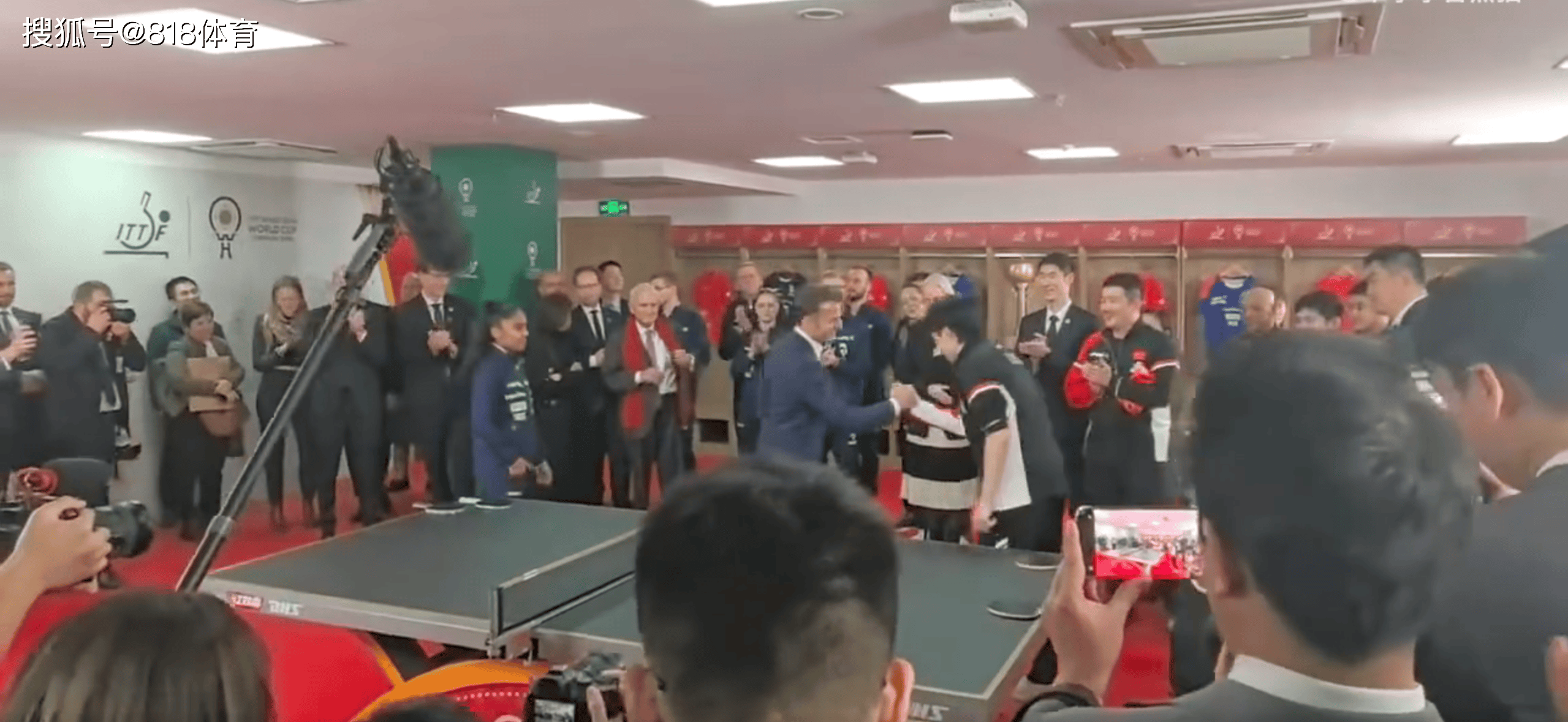 开云-排面!马克龙访问成都王楚钦孙颖莎陪练,大头爆冲打得马克龙尴尬微笑