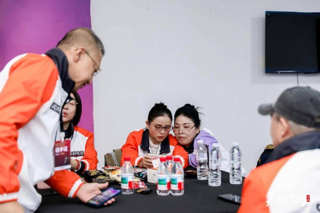 开云-当我在看60岁的老人打电竞比赛时，我在看什么