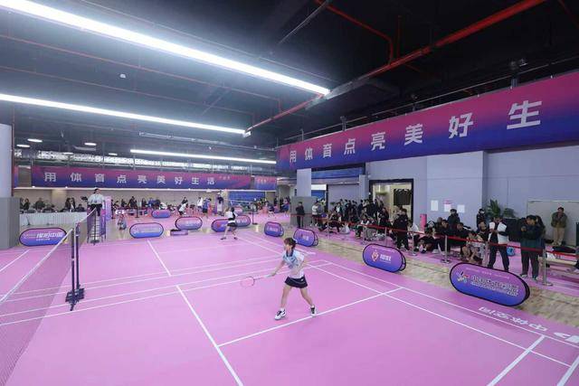开云体育APP下载-“挥拍中国”羽毛球公开赛走进扬州商圈